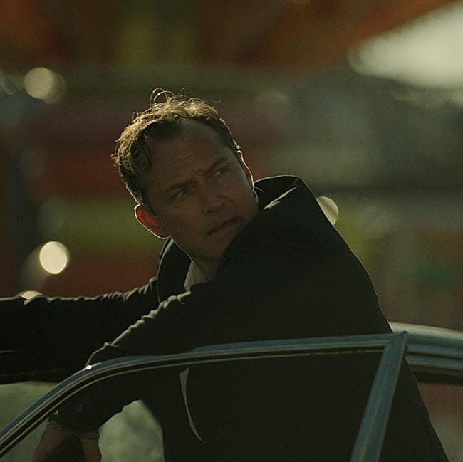 Jude Law como Jake Friedken en un fotograma de la nueva miniserie de Netflix, Black Rabbit.