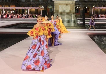 La modelo Esther Cañadas lidera el carrusel del desfile de Carolina Herrera en la Plaza Mayor de Madrid.