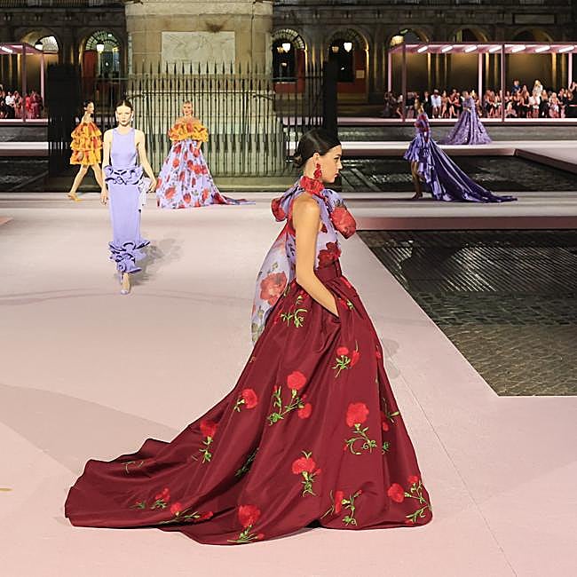 El clavel rojo ha sido el eje conductor principal de la colección.