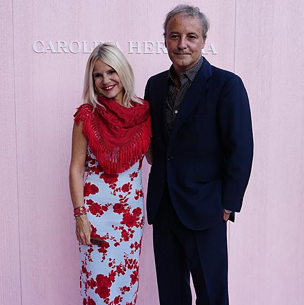 Imagen principal - Eugenia Martínez de Irujo, Nieves Álvarez y Najwa Nimri en el desfile de Carolina Herrera celebrado en la Plaza Mayor de Madrid. 