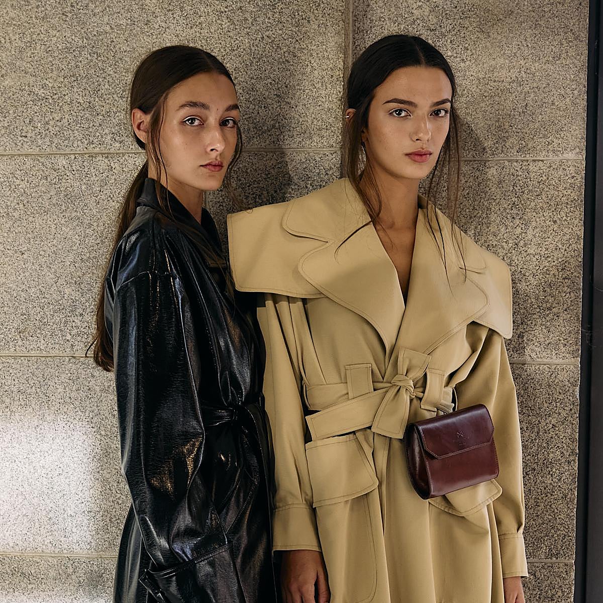 Dos modelos con el peinado de coleta baja creado por Keune en el desfile inaugural de Madrid es Moda.