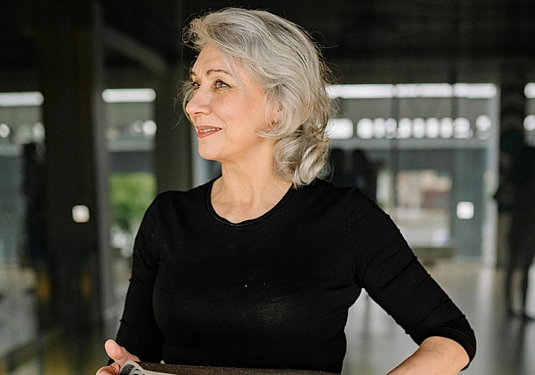 Mujer haciendo ejercicio con esterilla.