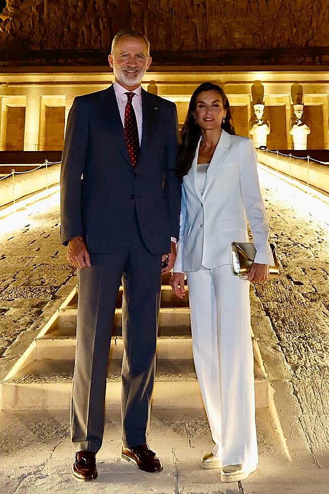 Letizia ha elegido como calzado cómodo unas alpargatas con cuña doradas.