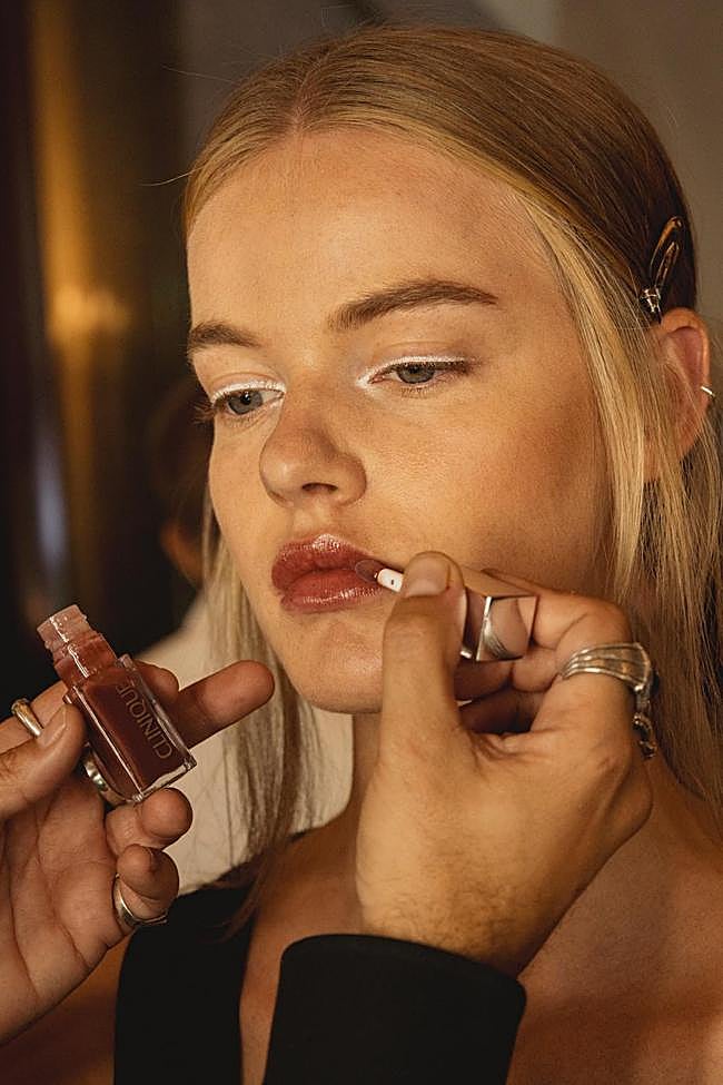 Labios nude con brillo.