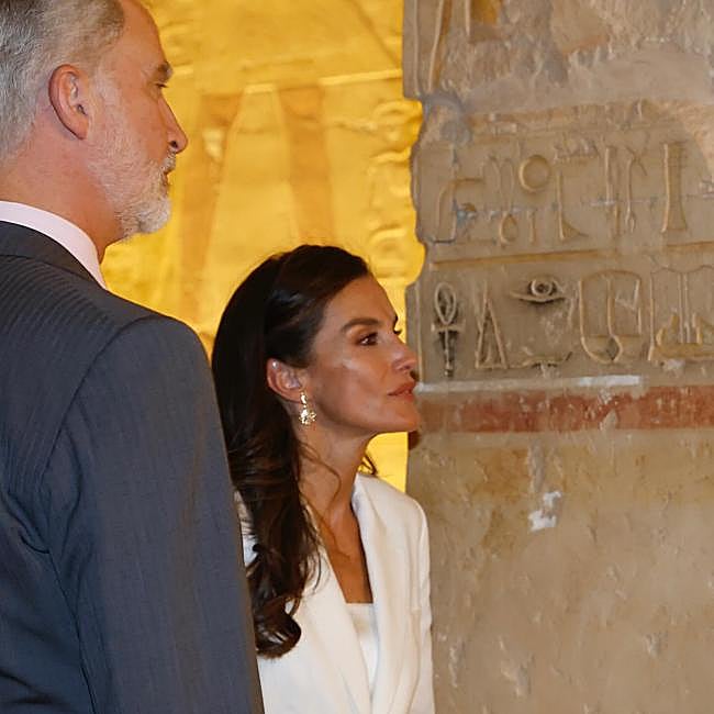 Los pendientes de la reina son de Isabel Guarch.