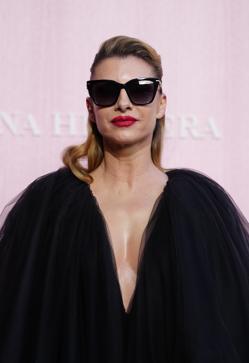 Imagen secundaria 2 - Eugenia Martínez de Irujo, Nieves Álvarez y Najwa Nimri en el desfile de Carolina Herrera celebrado en la Plaza Mayor de Madrid. 