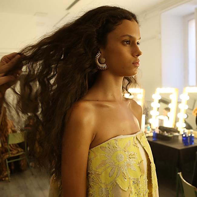 La melena natural con ondas protagonizó el desfile de Duyos durante Madrid es Moda.