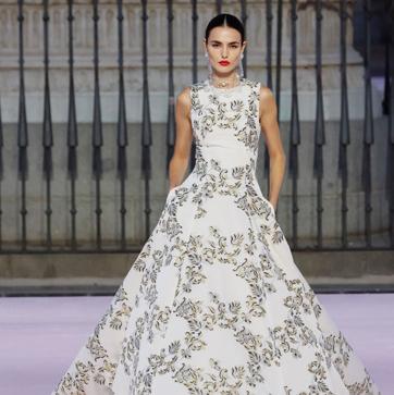 Imagen secundaria 1 - Vista aérea del desfile de Carolina Herrera en la Plaza Mayor de Madrid, Blanca Padilla desfilando para la casa y diseño en colaboración con Sybilla.