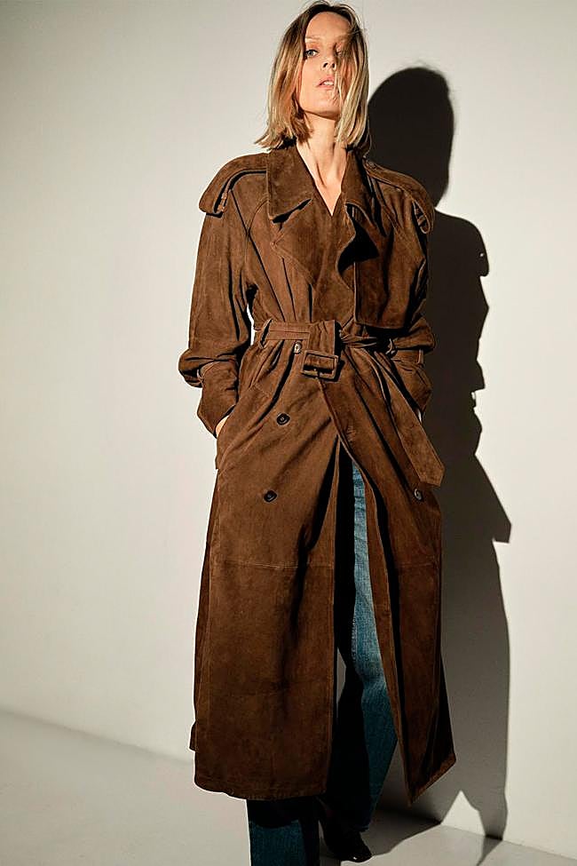 Gabardina de ante marrón de Zara.