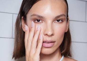 Esmaltes de uñas en nude.