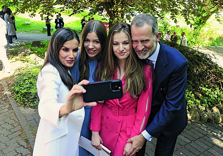 Los Reyes Felipe y Letizia, junto a sus hijas, el día de la graduación de Leonor en el UWC Atlantic College de Gales, en mayo de 2023.