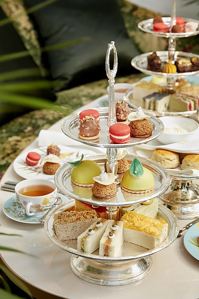 La mesa del afternoon tea del Mandarin Oriental Ritz, una experiencia que se disfruta en su sofisticado Palm Court.