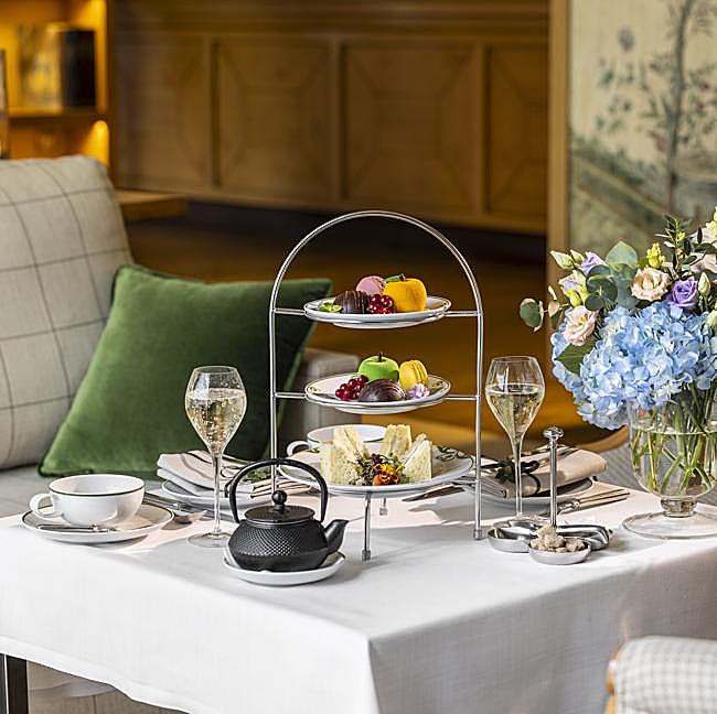 El Lobby del URSO Hotel & Spa, una cita imprescindible para los encuentros verspertinos más sofisticados.