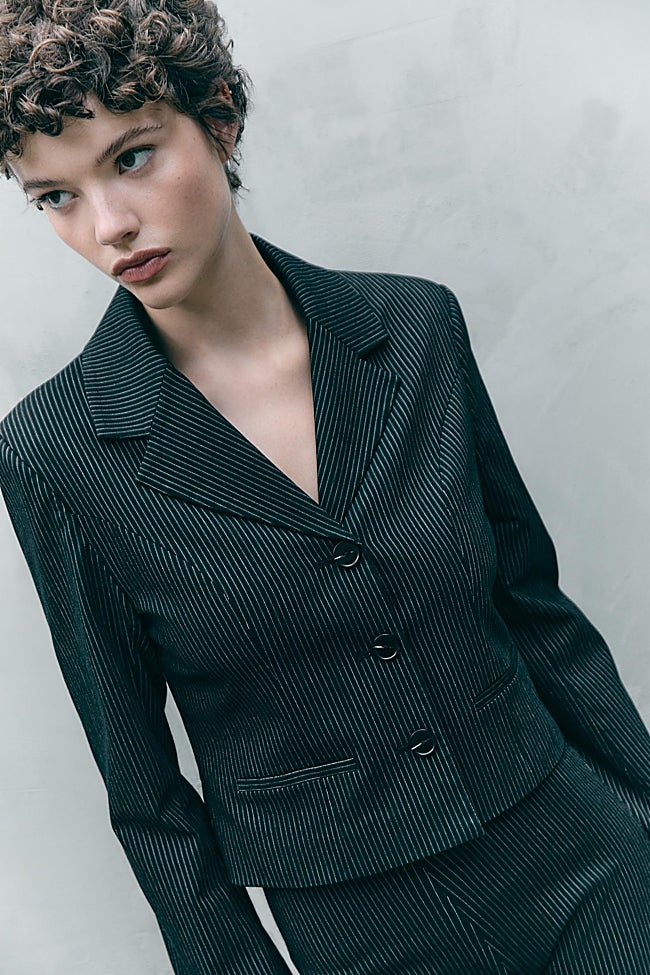 Chaqueta con rayas de Stradivarius (35,99 euros)