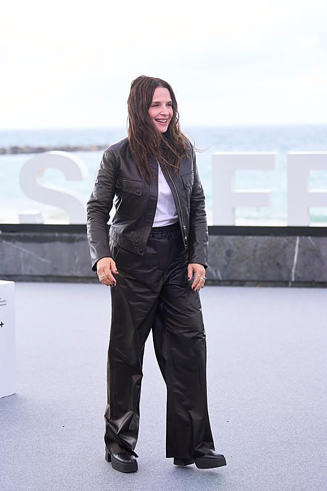 Juliette Binoche en el Festival de San Sebastián con prendas de cuero