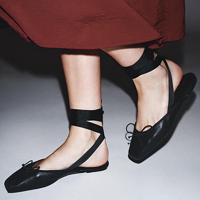 Bailarinas con pulsera de Zara (35,99 euro)