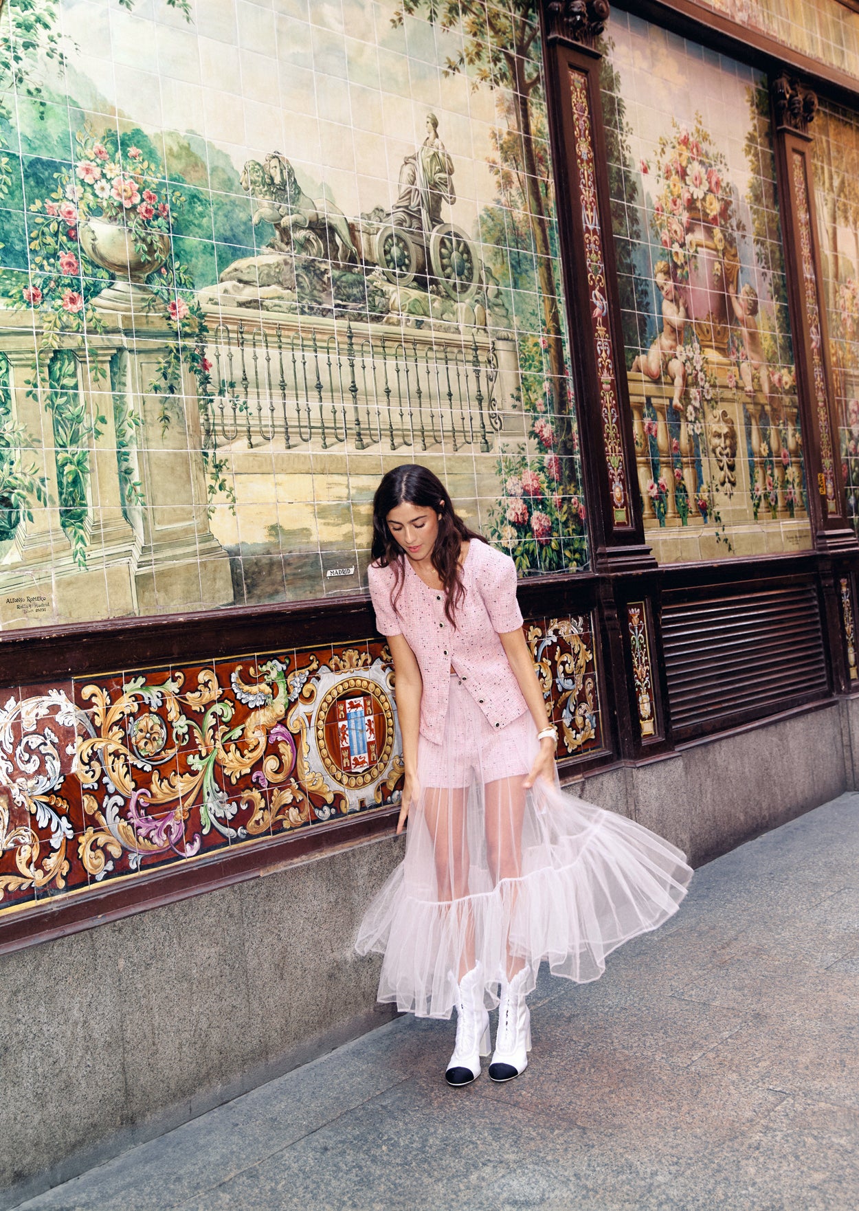 Vic Montanari con total look rosa de tweed, falda con volante y botas bicolor, todo de Chanel