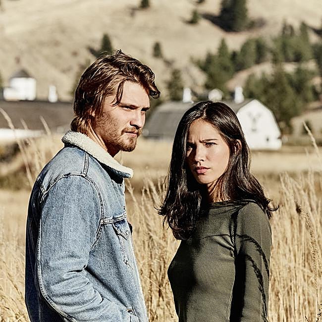 Luke Grimes y Kelsey Asbille en una imagen de Yellowstone, la serie de Taylor Sheridan en la que interpretaban a Kayce Dutton y Monica Long.
