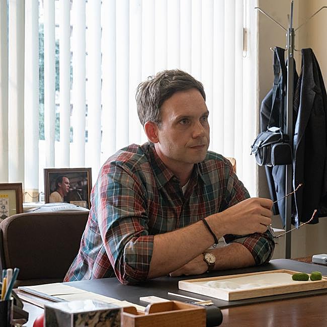 A Patrick J. Adams, aquí en una imagen de la serie de Netflix Incontrolables, le veremos próximamente en el spin-off de Yellwstone, the Madison.