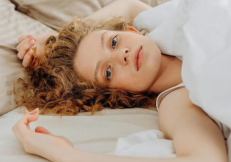 La moda viral de TikTok para conseguir la piel perfecta mientras duermes que preocupa a los médicos