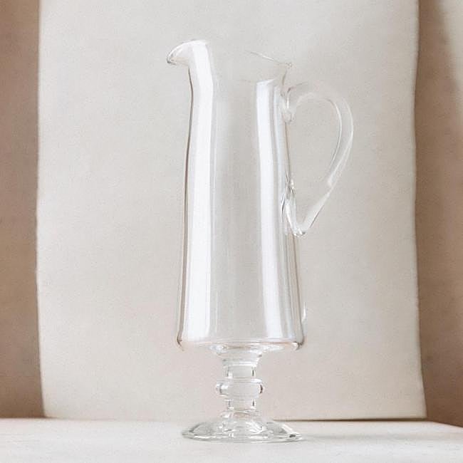 Jarrón de vidrio soplado de Zara Home x La Granja, 249 euros.