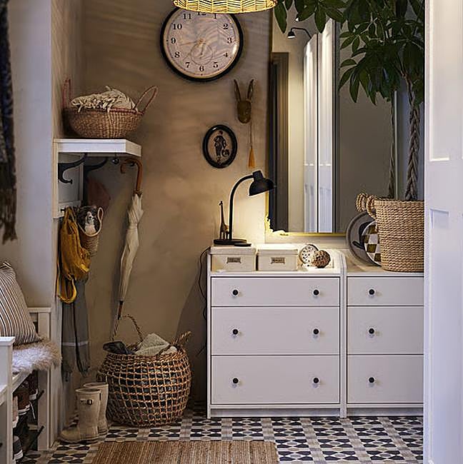 Cesto de mimbre en la lavandería.