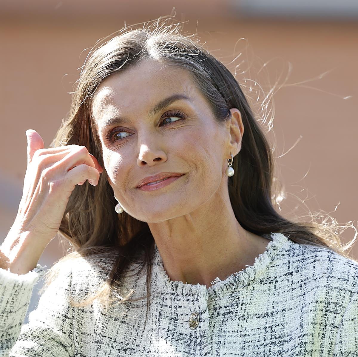La reina Letizia con pendientes de perlas.