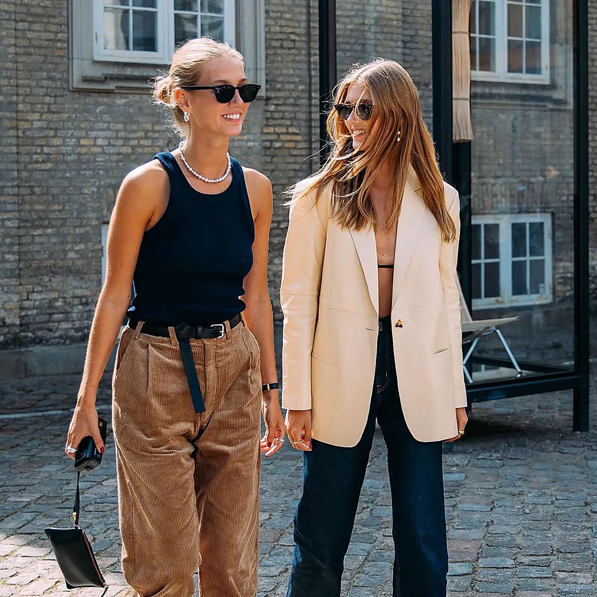 Vestidos midi, vaqueros anchos, zapatos planos, bolsos negros y muchas otras muchas compras totalmente imprescindibles.