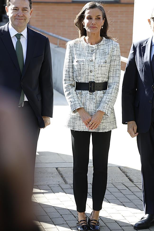 La reina Letizia con una chaqueta de Massimo Dutti.