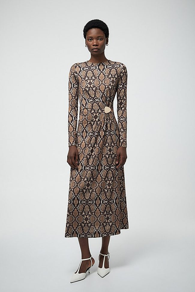 Vestido con estampado animal de Sfera (39,99 euros)