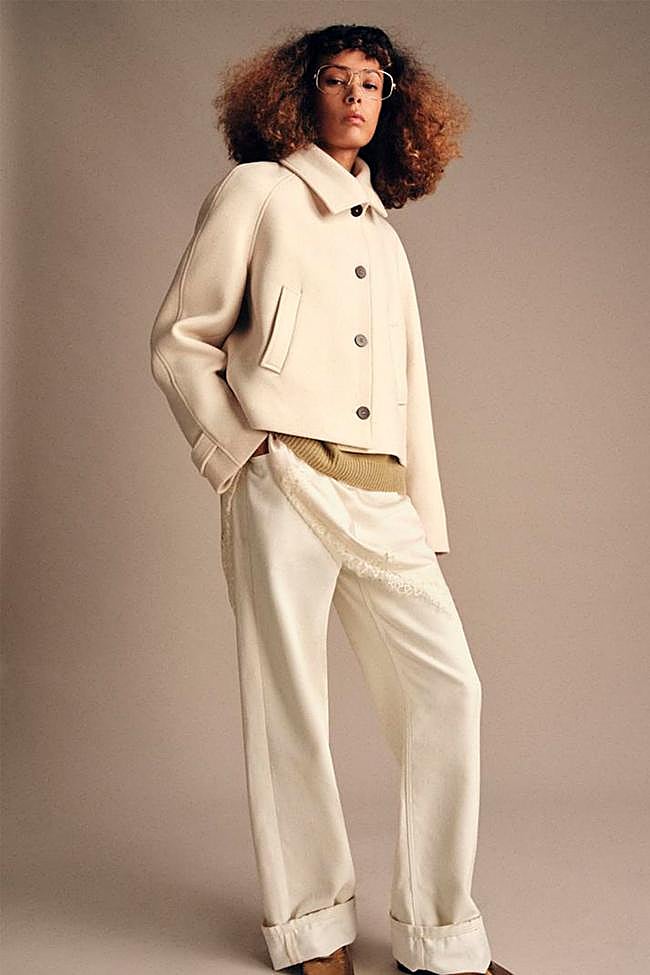 Abrigo corto en crudo de Zara.