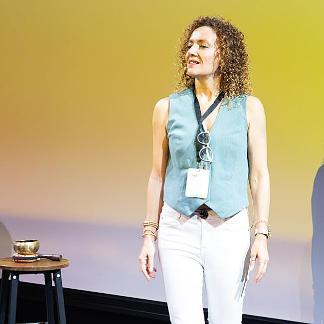 Ana Sierra aterrizó la meditación a una experiencia cotidiana y atractiva.