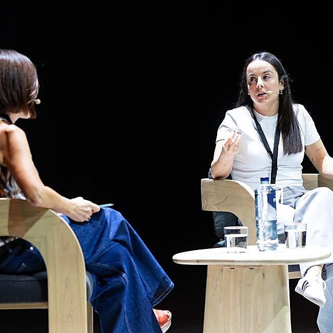 La gimnasta Anita Pérez durante un momento de la entrevista con Salomé García.