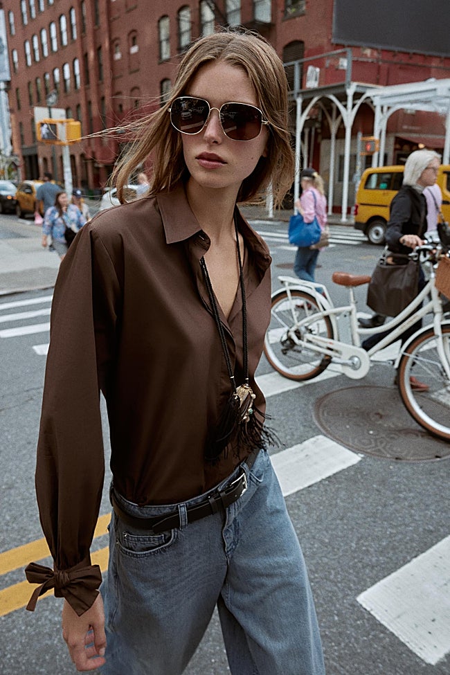 Camisa marrón de Zara (22,99 euros)