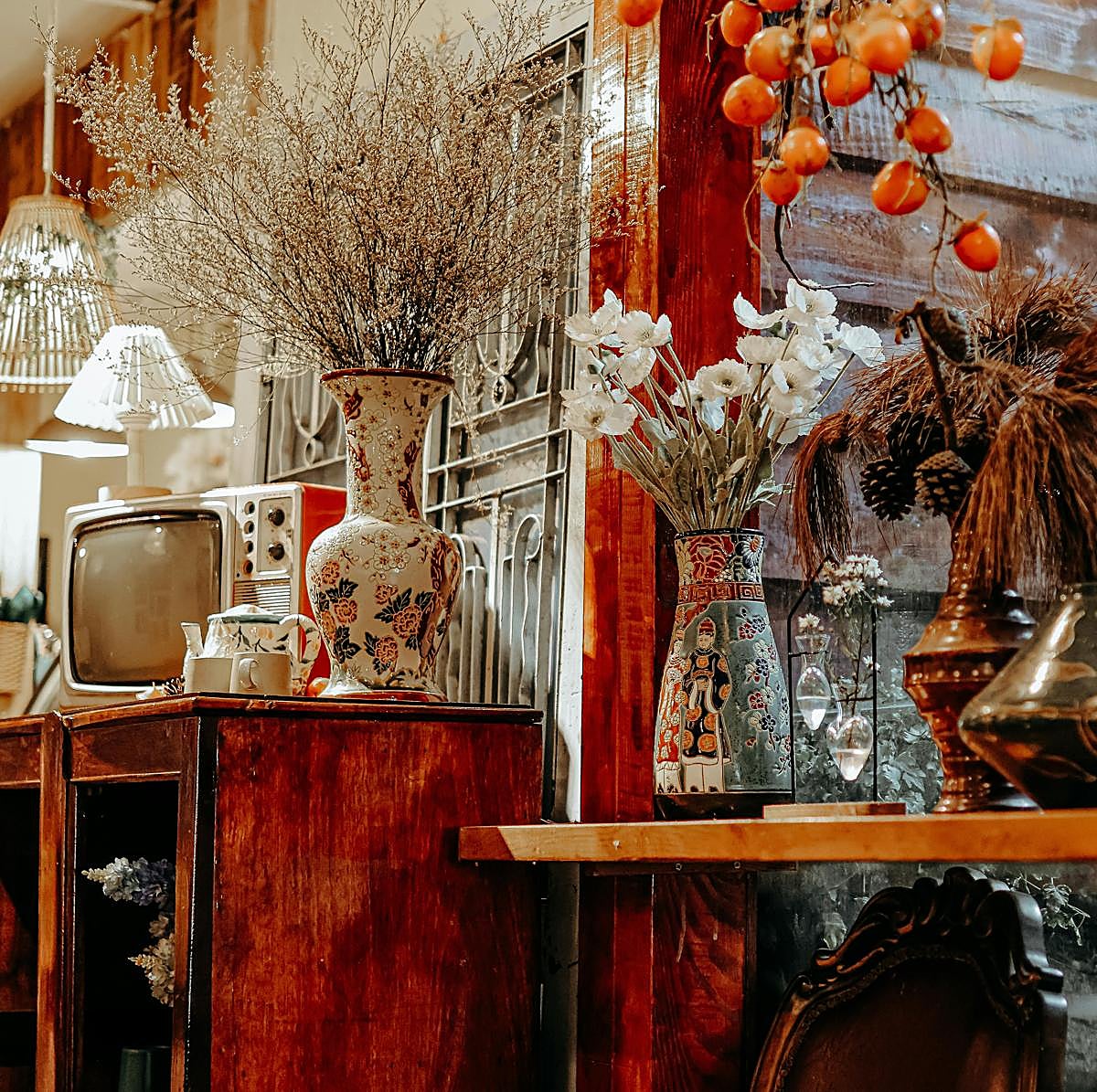 Muebles de IKEA a mitad de precio, mesas de mármol de Carrara por 60€ y la deco de las películas de Netflix: el mercadillo que arrasará en Madrid