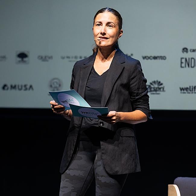 Samary Samary Fernández Feito, directora del área de Lujo y Estilo de Vida de Vocento, dio la bienvenida a los asistentes a la sala de conferencias.