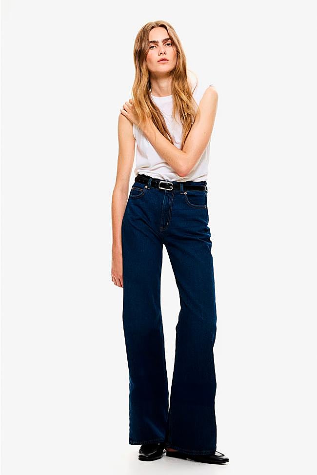 Vaqueros de tiro alto en azul oscuro de H&M.