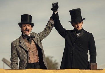 Anthony Boyle, a la izquierda, y Louise Partridge en una imagen de La casa Guinness, la nueva miniserie del creador de Peaky Blinders.
