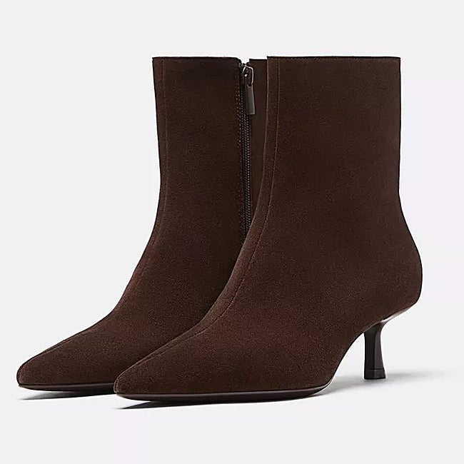 Botines marrones de Stradivarius (49,99 euros)