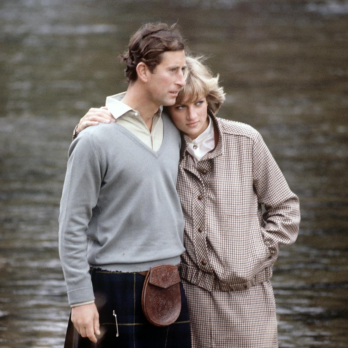 El actual rey Carlos III de Inglaterra, junto a Diana de Gales, en una imagen de 1981.