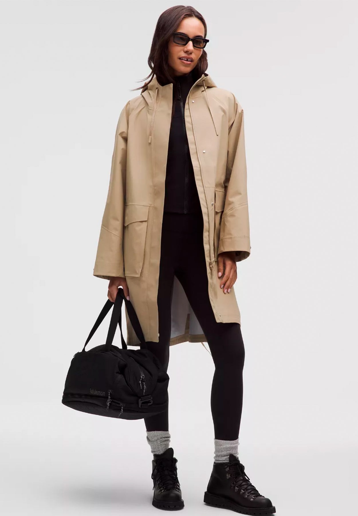 Chubasquero con bolsillos amplios de Lululemon.