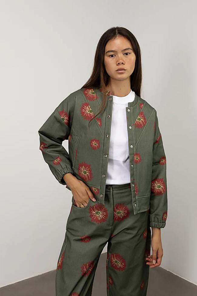Chaqueta estampada con detalle floral de Seasons by Macabla.