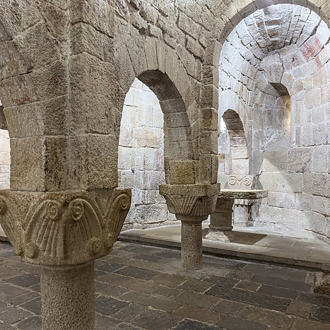 La cripta es, probablemente, lo más bello de esta joya del románico español.