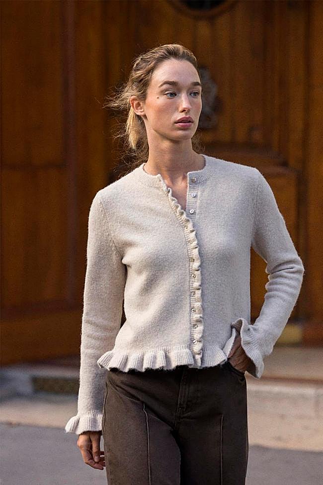 Cárdigan con detalle de volantes en color arena de Zara.