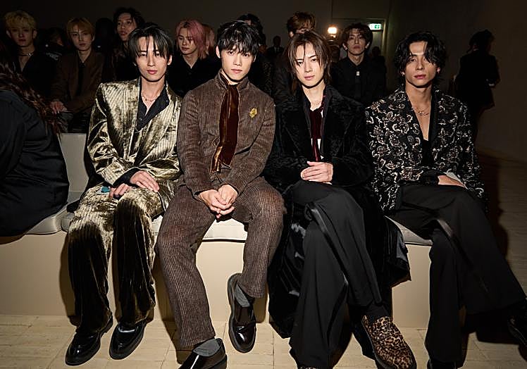Las estrellas coreanas de K-Pop en el front row del desfile de Emporio Armani en la Semana de la Moda de Milán.
