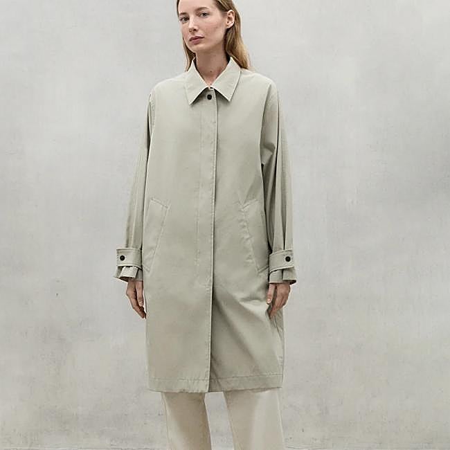 Gabardina clásica de Ecoalf, 153 euros.