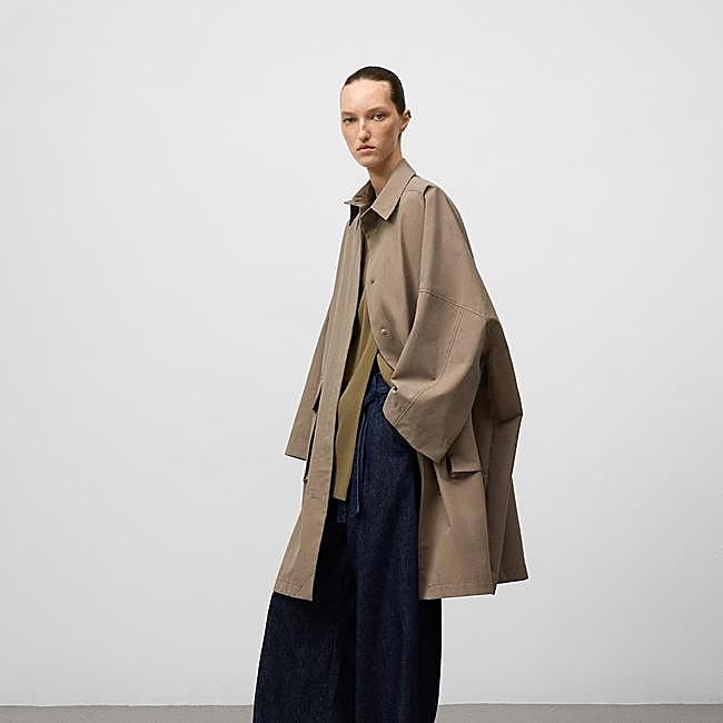 Gabardina oversize de Adolfo Domínguez, 249 euros.