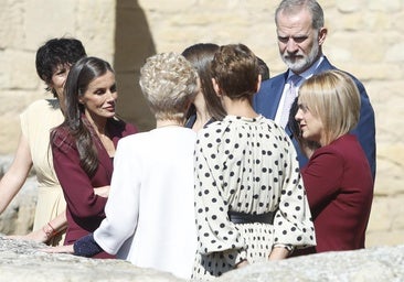 Coincidencia o error de protocolo: Letizia y la delegada del Gobierno de Navarra se ponen el mismo traje de chaqueta en Viana