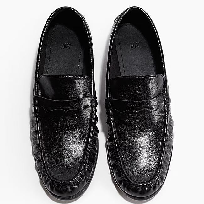 Mocasines negros efecto envejecido de H&M, 34,99 euros.