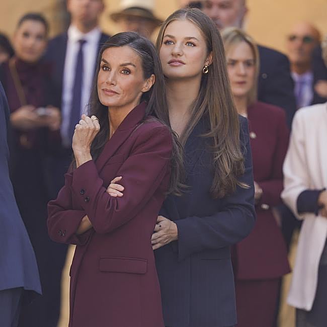 Madre e hija se mostraron afectuosas y Leonor tuvo constantes gestos de protección y atención hacia la Reina.